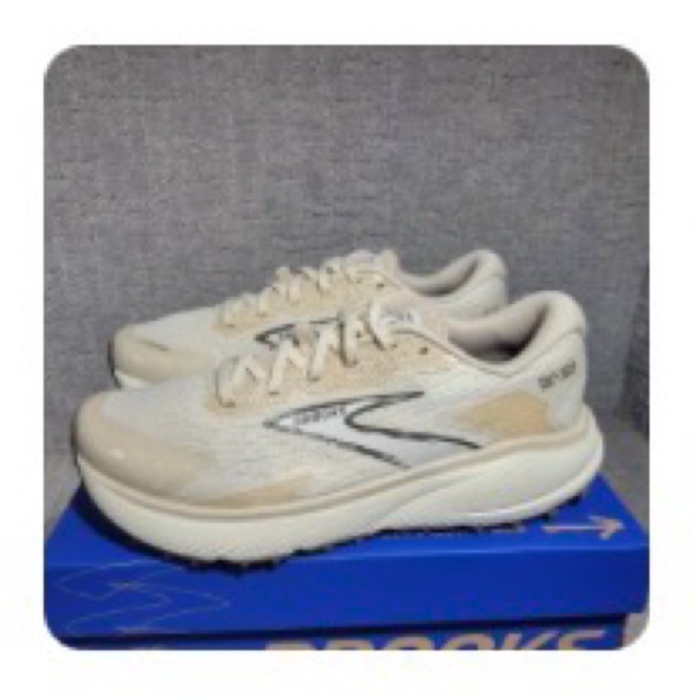 Brooks Divide 5 Women's Cream Sneakers with Silver Accent